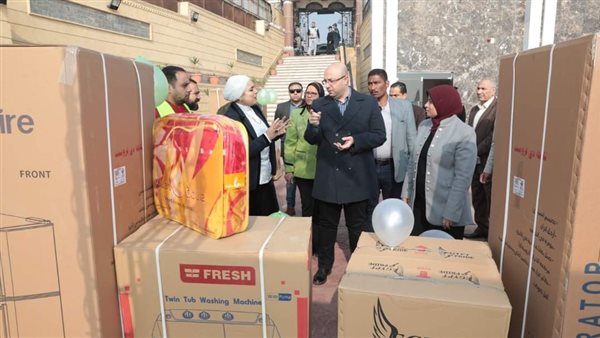 جانب من تسليم الأجهزة