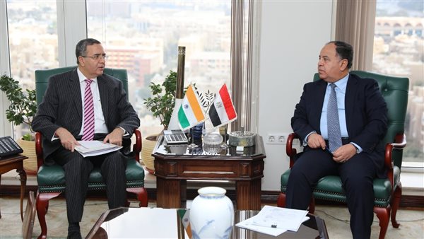 وزير المالية مع السفير