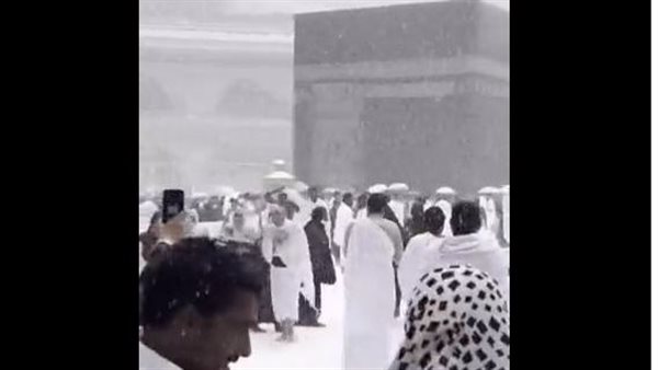 تساقط الثلج على الكعبة