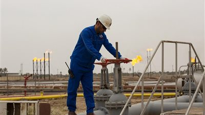 النفط يغلق على تراجع وسط تعاملات متقلبة مع تأجيل اجتماع أوبك+