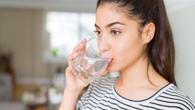  دراسة: شرب 8 أكواب مياه يوميًا تطيل العمر لمدة 15 عامًا 