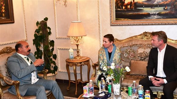 محافظ أسوان ورئيسة