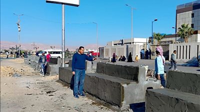 إنشاء 13 مقعدا خرسانيا مزدوجا أمام مستشفى الكرنك الدولي بالأقصر