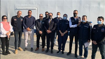 رفع العلم الأصفر.. فرق من الحجر الصحي تؤمن وصول السائحين على متن أكبر مكتبة عائمة بالعالم إلى بورسعيد