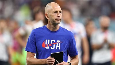 مدرب منتخب أمريكا مهدد بالإقالة بسبب ضرب زوجته بالشلوت من 30 سنة