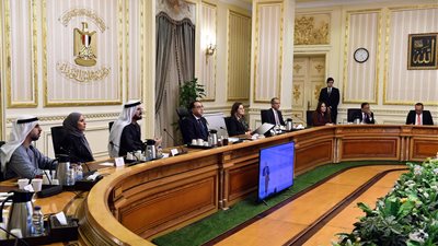 رئيس الوزراء يستعرض مع مسئولين إماراتيين مشاركة مصر ضيف شرف القمة العالمية للحكومات