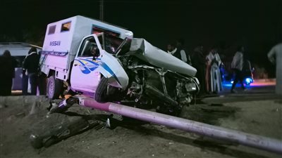 إصابة 12 شخصًا في انقلاب سيارة أجرة بأسوان