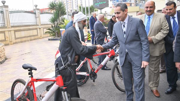 محافظ الغربية يسلم