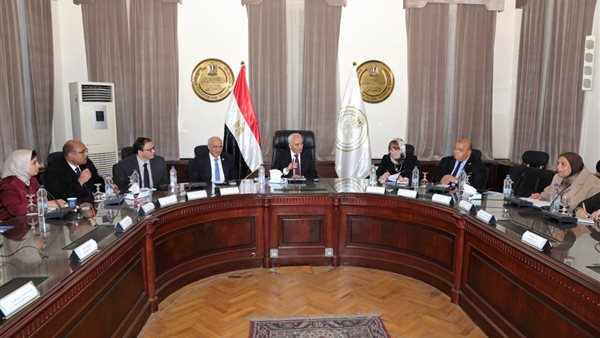 جلسة نقاشية لوزير