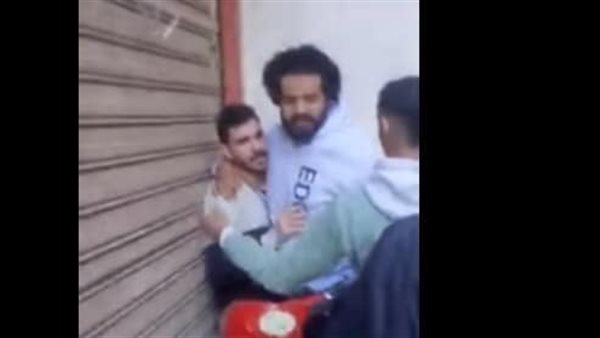 شاب يعتدي على فتاة