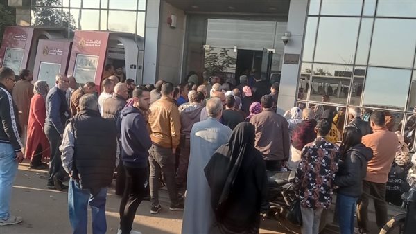 تزاحم على أفرع البنوك