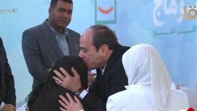 السيسي يقبّل رأس سيدة عجوز أثناء تناول الإفطار بقرية أم دومة