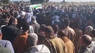 توفي في حادث بالسعودية.. الحزن يخيم على أسرة شهيد لقمة العيش أثناء دفنه بمسقط رأسه بالفيوم | بث مباشر 
