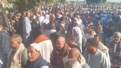 المئات يشيعون جثمان شهيد لقمة العيش بعزبة هويدي بالفيوم │ صور