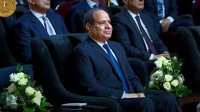الرئيس السيسي: وأنا جاي بالطيارة بصيت على المباني وقولت ده لسه بدري