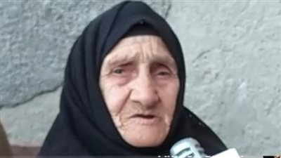 قبّل السيسي رأسها.. الحاجة يمنة بسوهاج: فرحت أوي لما شوفت الرئيس.. وبدعيله دايما | بث مباشر