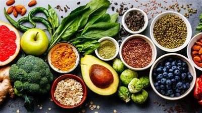 أبرزها التوت والبروكلي.. أطعمة تساهم في ضبط سكر الدم