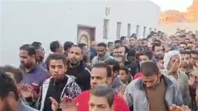 المئات يشيعون جثمان شهيد لقمة العيش بالإسماعيلية.. ووالدته: كان بيصرف على الأسرة والكل بيحبه | بث مباشر