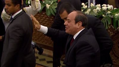 السيسي يغادر كاتدرائية ميلاد المسيح بعد تقديم التهنئة بعيد الميلاد الجديد 
