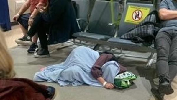 مريض مستلقى على الأرض