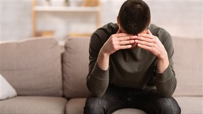 هل يمكن أن يتحول الحزن إلى اكتئاب؟.. دراسة توضح
