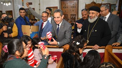 محافظ الغربية يوزع الهدايا على الأطفال داخل الكنائس بمناسبة عيد الميلاد المجيد