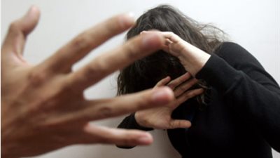 بعد طلب رؤية والدها.. أم تتجرد من إنسانيتها وتعذب ابنتها في الفيوم