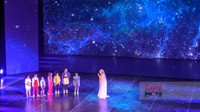 يسرا مرشدة للأطفال وغناء كارول سماحة بـ العرض المسرحي تقدر