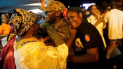 انتهاء الأزمة بين مالي وكوت ديفوار.. والـ 46 جنديا يعودون إلى منازلهم سالمين │ صور