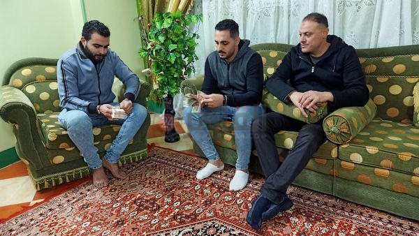 لحظة استلام المبلغ