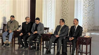  طارق لطفى يقدم المشروبات الساخنة للصحفيين خلال عزاء والدته: ابن أصول