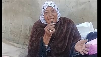35 عاما من الكفاح.. قصة مُسنة تعمل ببيع الملابس المستعملة في السويس بعد وفاة زوجها| بث مباشر