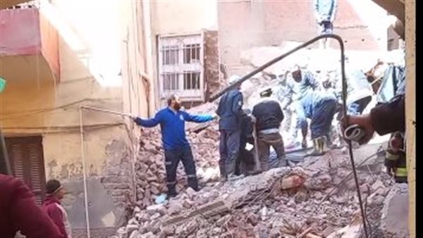 لحظة استخراج الجثامين