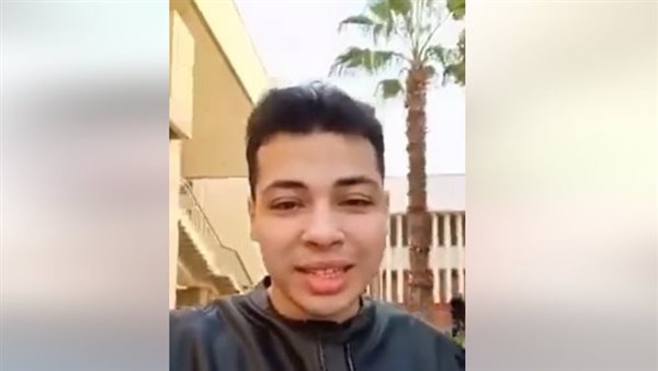 طالبة بالفرقة الرابعة