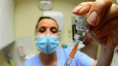 دراسة: اللقاح المعزز المطور من فايزر قلل من دخول المرضى إلى المستشفيات 