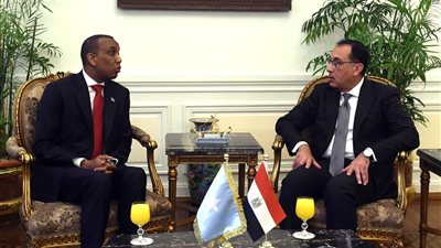 رئيس الوزراء لـ نظيره الصومالي: مصر تتابع عن كثب التطورات السياسية والتنموية في الصومال