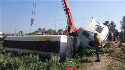 لتفادي سيارة مخالفة.. انقلاب شاحنة مواد بترولية على الطريق الدولي الساحلي بكفر الشيخ | بث مباشر 