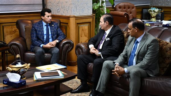 وزير الرياضة مع رئيس