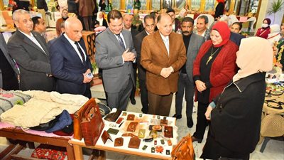 محافظ أسيوط ونائب وزير المالية يتفقدان معرض المشغولات اليدوية والحرف التراثية