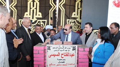 محافظ أسوان ووفد لجنة الصناعة بالنواب يضعان حجر الأساس لمصنعي إنتاج مركزات الطماطم والمشغولات الذهبية