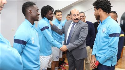 أشرف عطية خلال لقائه بلاعبي أسوان: نعمل على توفير جميع مطالبكم 