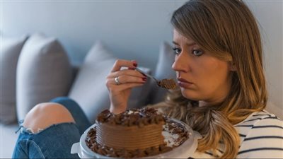 دراسة: تناول الطعام بسبب الحزن والتوتر يصيبك بأمراض القلب