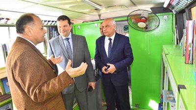 محافظ أسيوط ونائب وزير المالية يتفقدان مكتبة مصر العامة