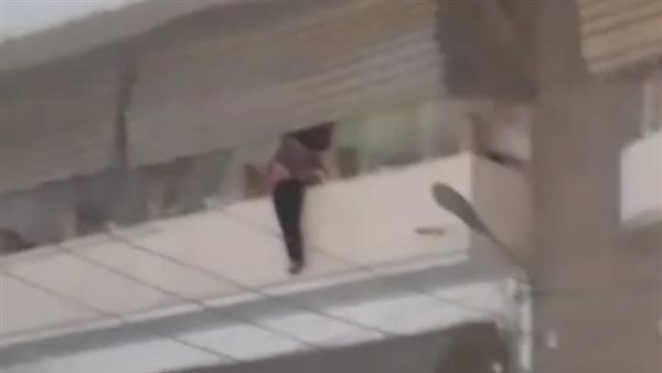 فتاة تحاول القفز