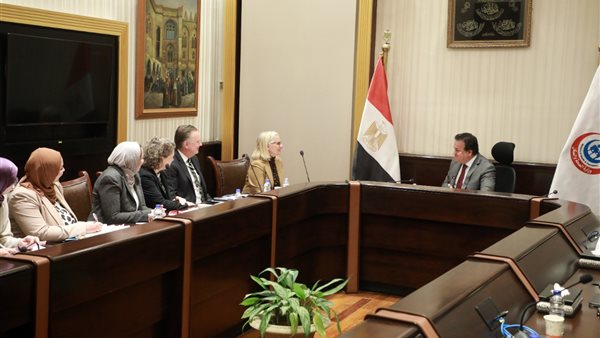 اجتماع وزير الصحة