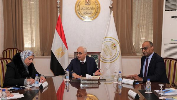 جانب من اجتماع وزير