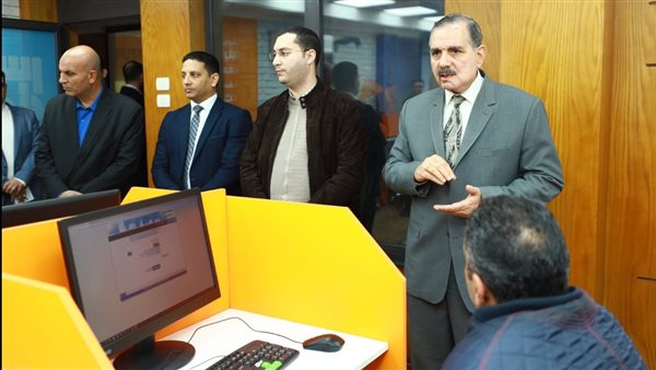 محافظ كفر الشيخ أثناء