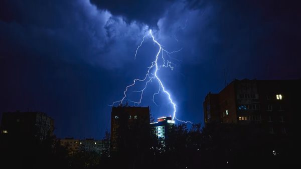 أمطار رعدية وبرق