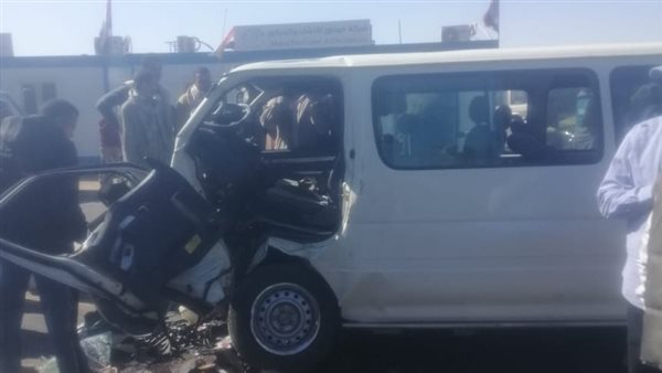 تصادم سيارتين ميكروباص