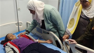 محافظ أسوان يوجه بتوفير أوجه الرعاية الطبية للمصابين بحادث تصادم سيارتين ميكروباص